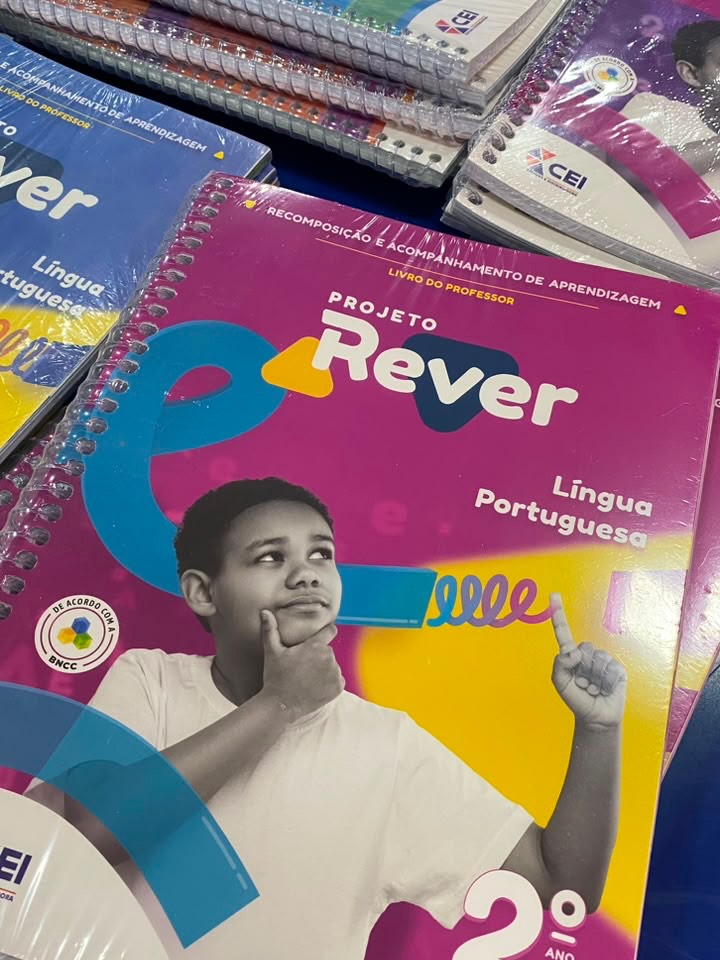 Escola Municipal Professor Júlio Benedito recebe livros do Projeto REVER para fortalecer a aprendizagem