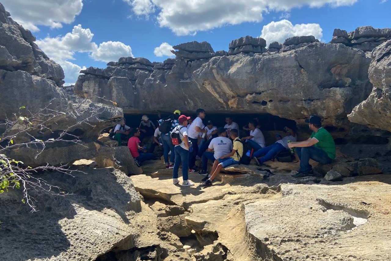 ALUNOS DOS 6º ANOS E EJA DA ESCOLA MUNICIPAL PROFESSOR JÚLIO BENEDITO VISITAM O LAJEDO DE SOLEDADE