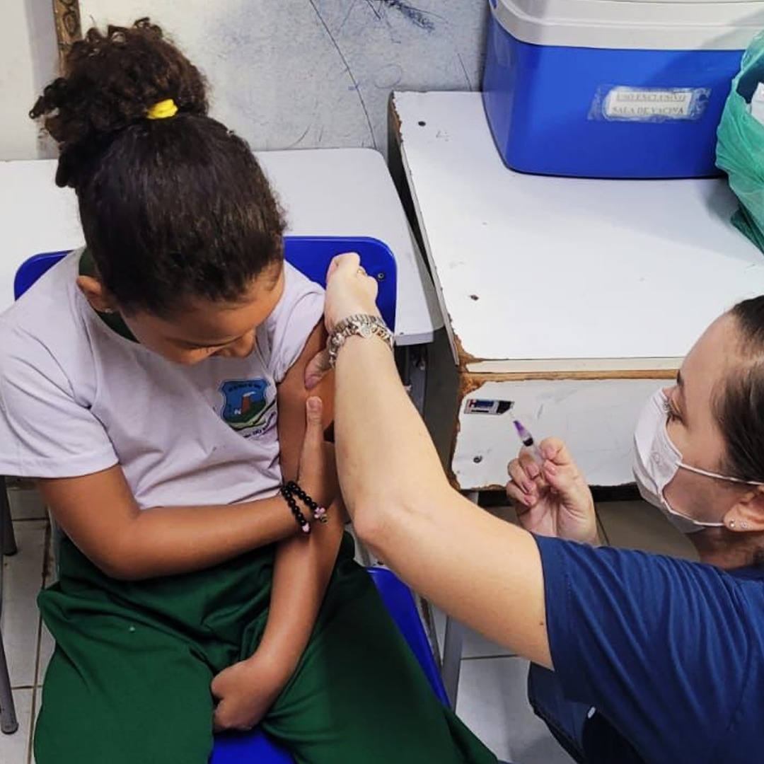 EQUIPE DA SAÚDE REALIZA AVALIAÇÃO NUTRICIONAL E VACINAL NA ESCOLA MUNICIPAL JÚLIO BENEDITO