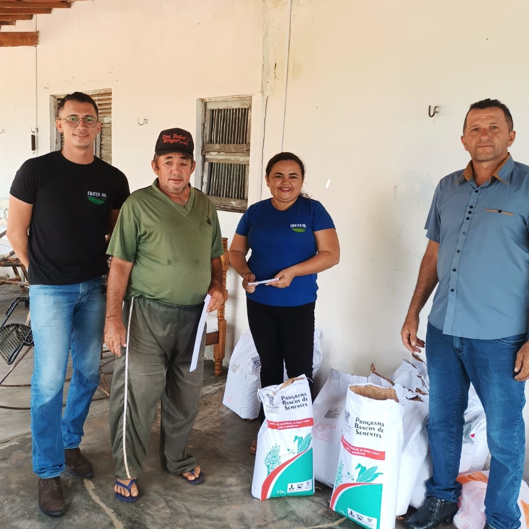 SECRETARIA DE AGRICULTURA E EMATER CONCLUEM DISTRIBUIÇÃO DE SEMENTES