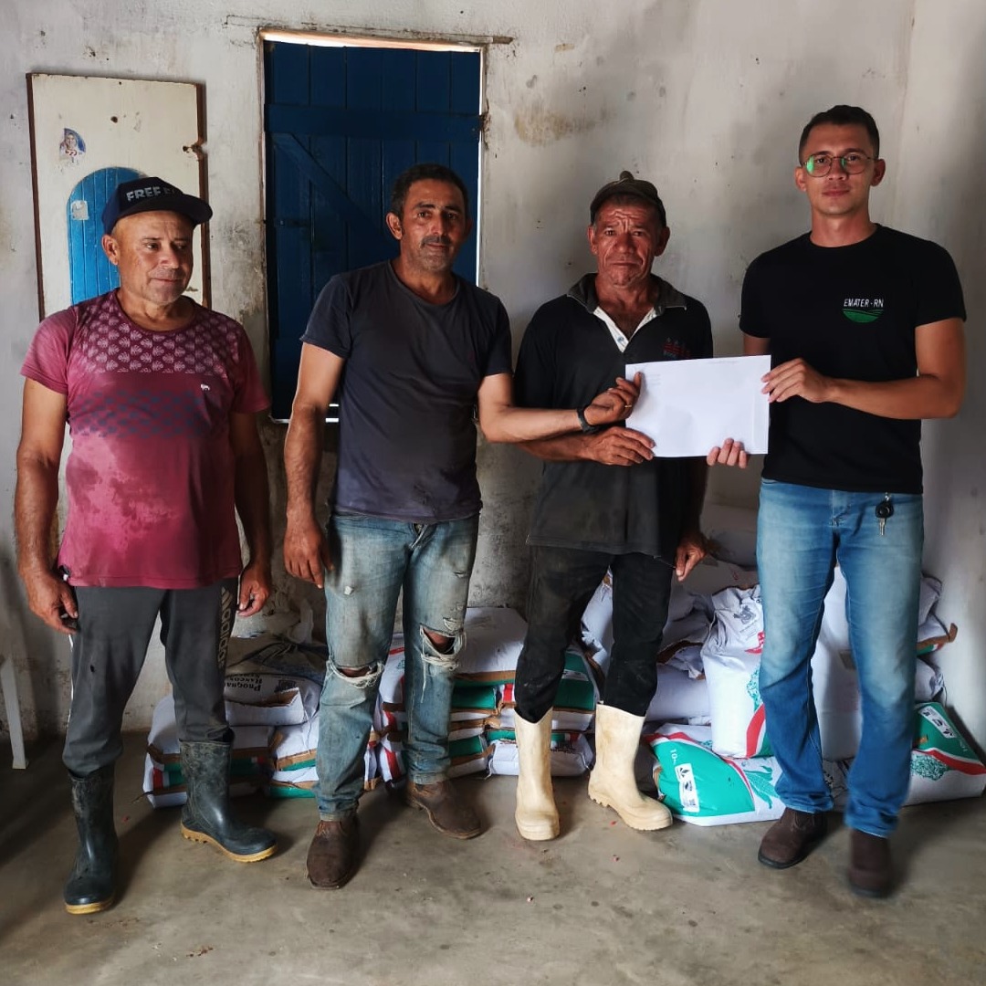 SECRETARIA DE AGRICULTURA E EMATER CONCLUEM DISTRIBUIÇÃO DE SEMENTES